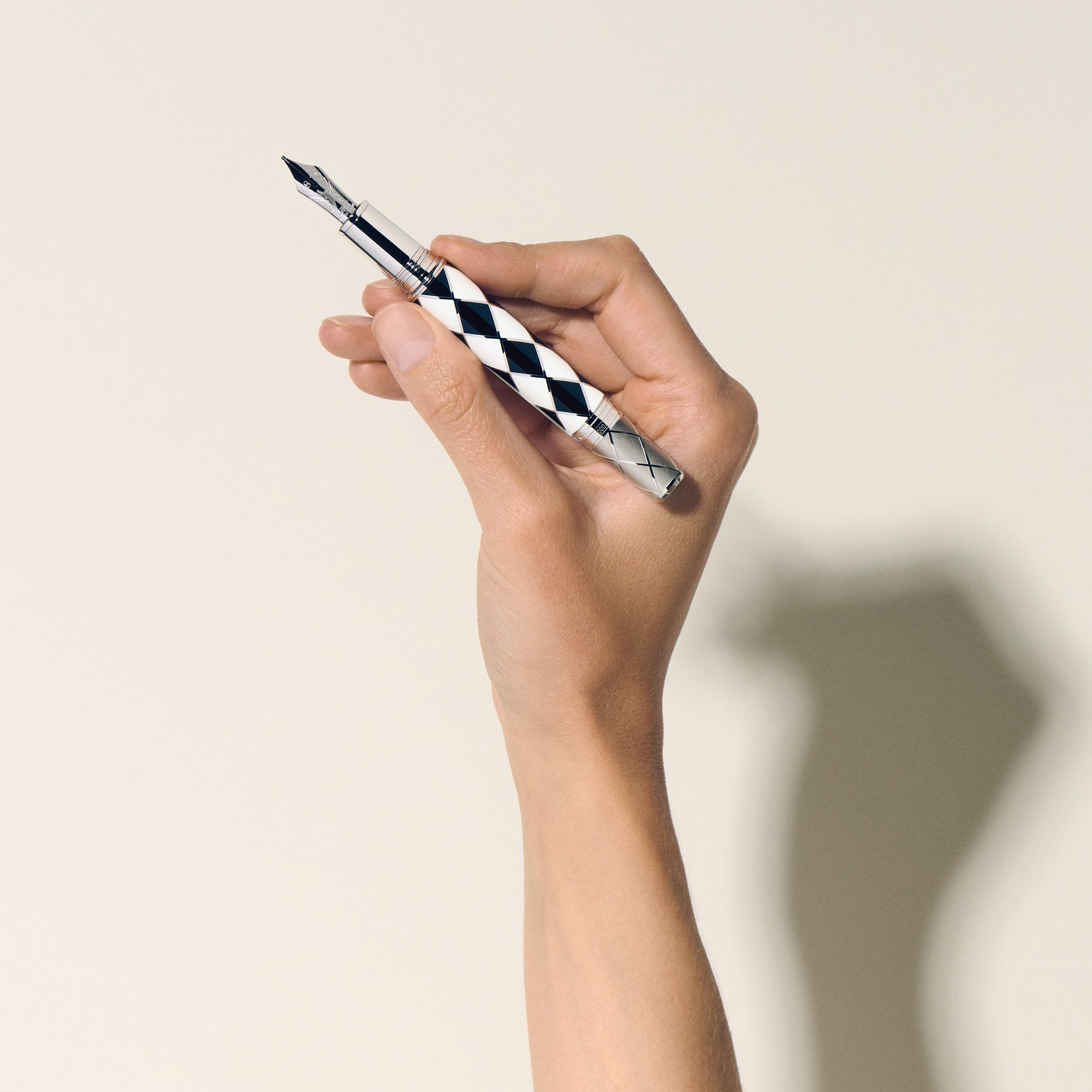 قلم غريت كراكترز تكريمًا لفرقة كوين، الإصدار المحدود 1975