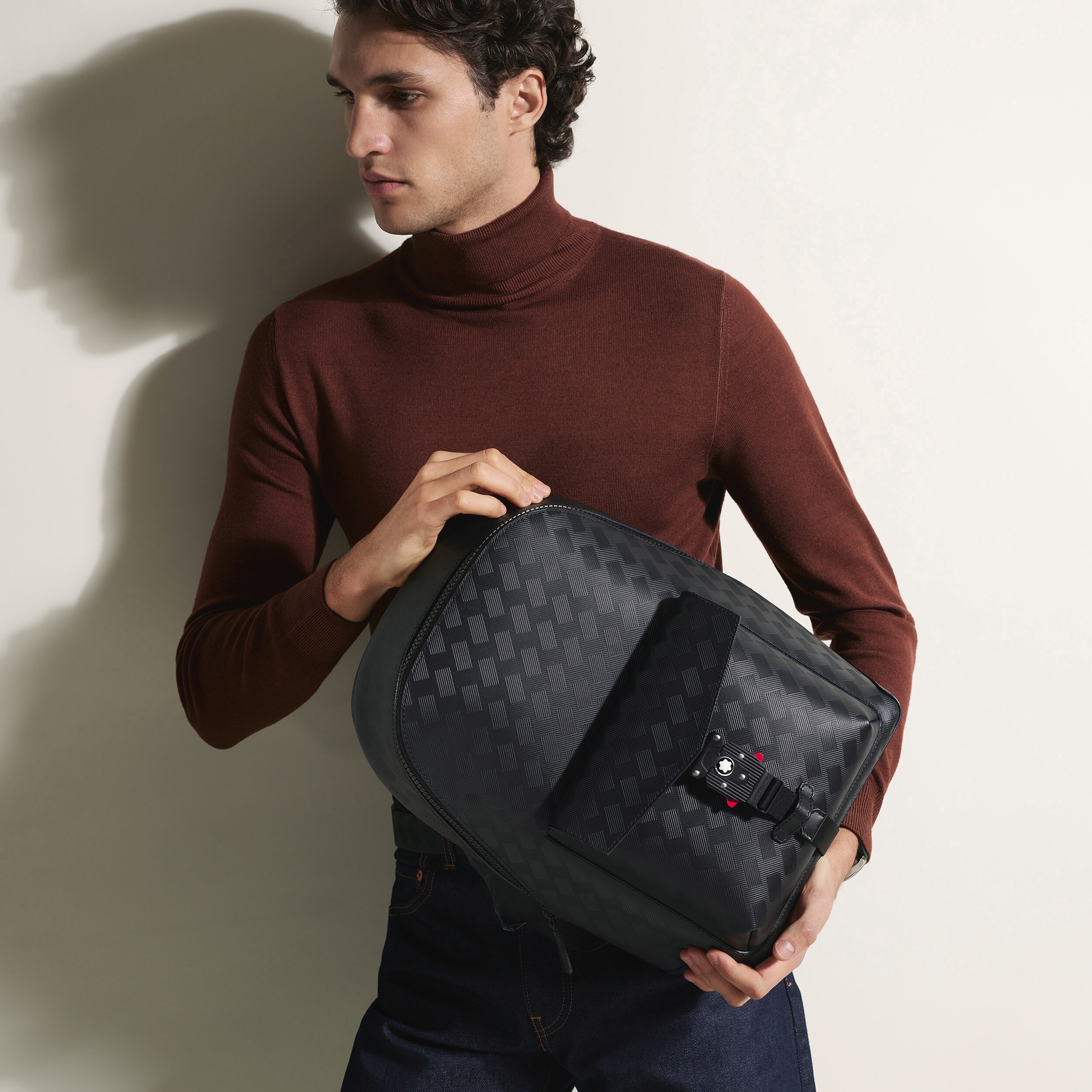 حقيبة ظهر من مجموعة مون بلان إكستريم 3.0 مع مشبك القفل 4810 على شكل M