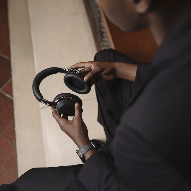 Montblanc MB 01 Over-Ear Headphones x Montblanc UltraBlack Edition - 4