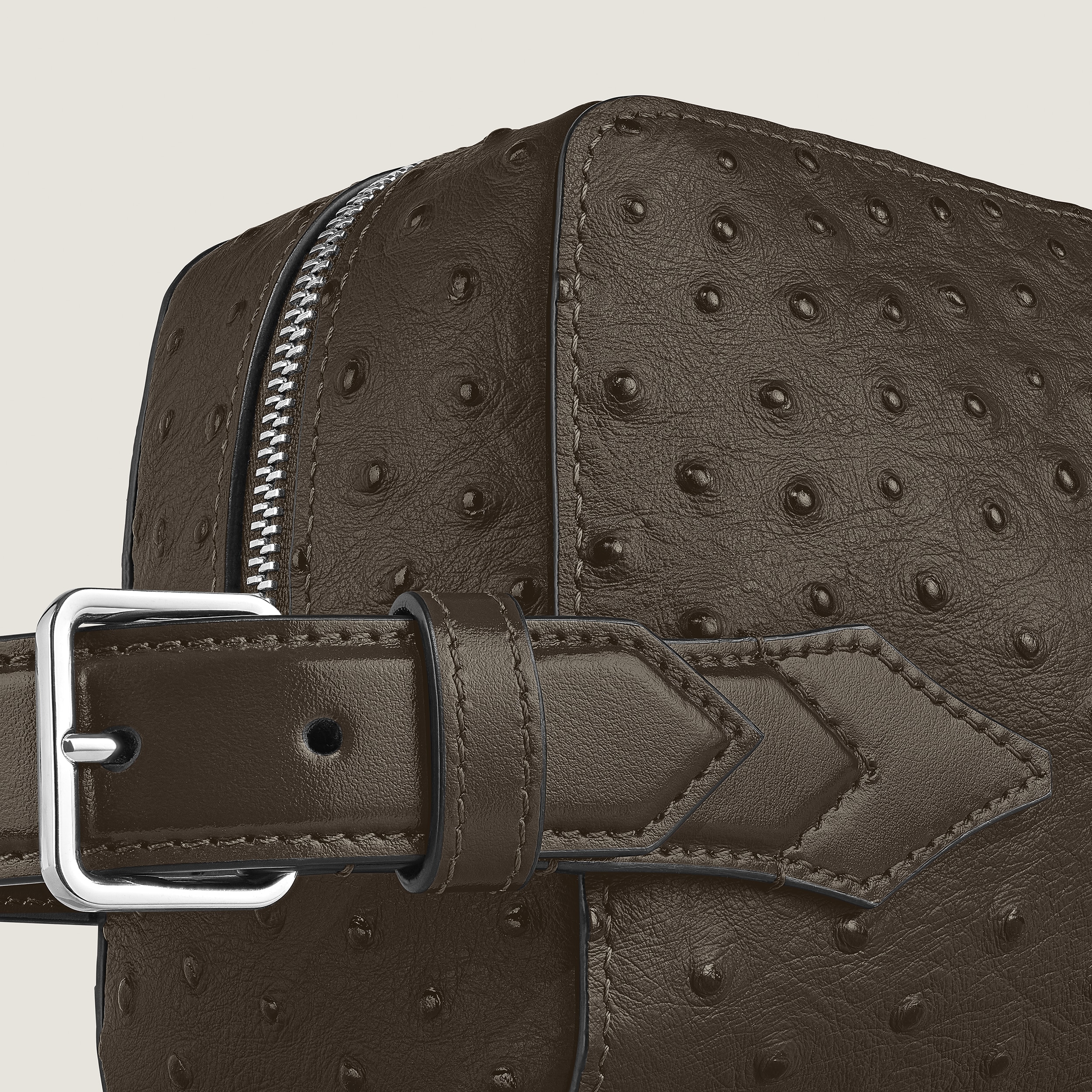 حقيبة يد بطبعة من جلد النعام