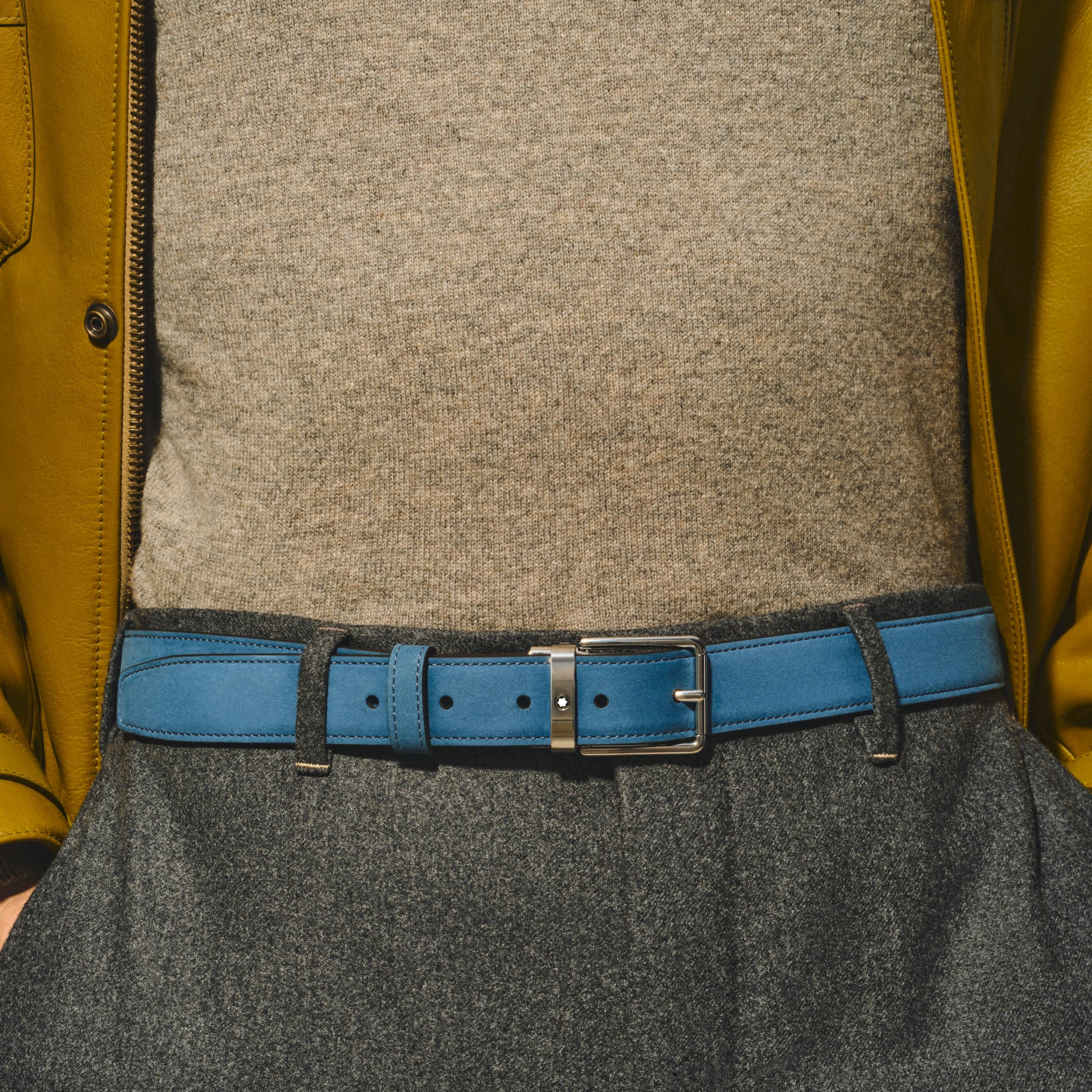 حزام جلدي ذو وجهين بلون أزرق مخملي/أسود، عرضه 30 مم، مزوّد بمشبك إيفري داي